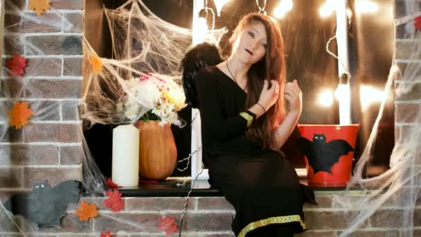 Fête d'Halloween, jeune sorcière qui prévoira une fête d'horreur, adolescent portant un costume, un tour ou un régal — Video