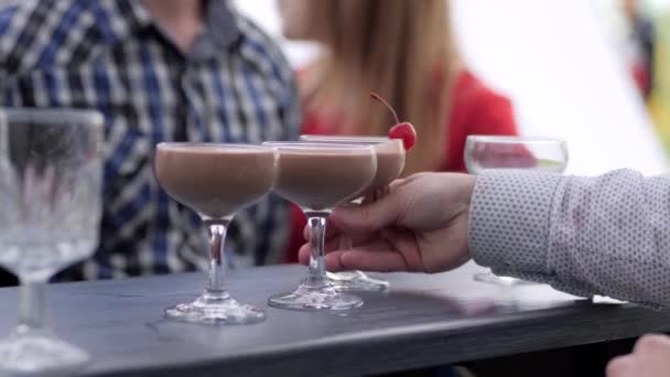 Barmenler alkollü kokteyllere buz küpleriyle davranır, barmenler içki satar, barmenler müşterilerine içecek hazırlar. — Stok video