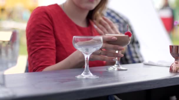 Barman maakt kleurencocktail in glas, barman doet een kers in drank, barkeeper achter bar, mannelijke tapster maakt cocktail — Stockvideo