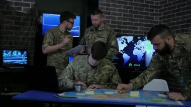 Siber güvenlik, dijital tablet barındıran savaş stratejisi tartışması,