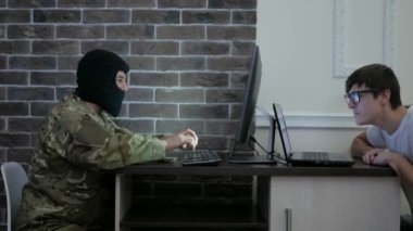 Siber terörizm, siyah maskeli terörist rüşvet veriyor.