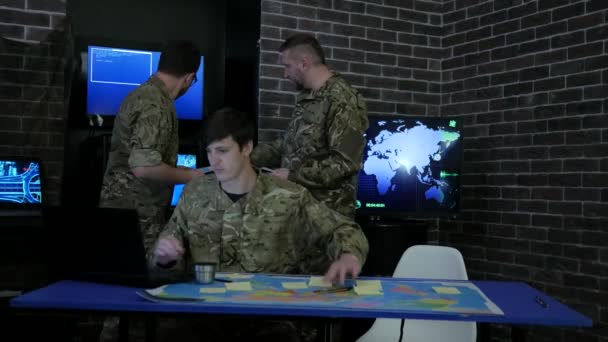 Command IT specialists, briefing, discussing battle strategy — Stock Video