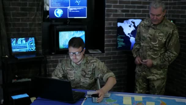 Командир указывает на карте солдата, обсуждающего сражение — стоковое видео