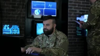 Portre adamı asker, izleme sistemi savaş, strateji savaşı.,