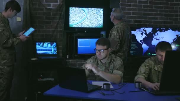 Group military IT professionals, on briefing, in monitoring — Stock Video