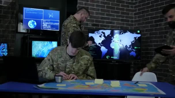 IT-специалисты, рабочий процесс, групповые люди, по военным — стоковое видео