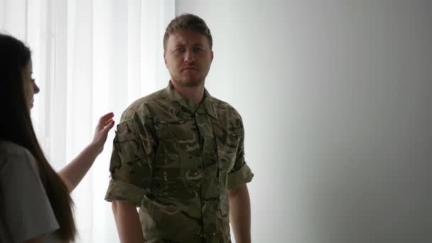 Retrato de soldado masculino, en uniforme de camuflaje, volviendo a casa desde — Vídeos de Stock