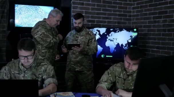 Controle militar, base de guerra, grupo de profissionais militares de TI, em — Vídeo de Stock