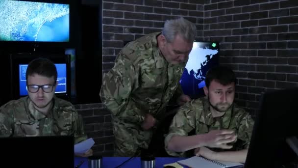 Военный штаб, служба безопасности, командир в форме — стоковое видео