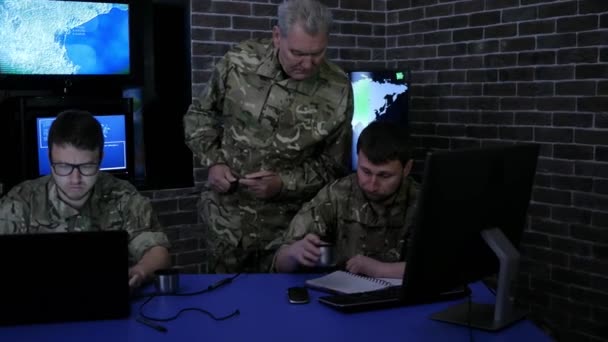 Oficial de uniforme na sala de monitoramento na base de guerra, grupo — Vídeo de Stock