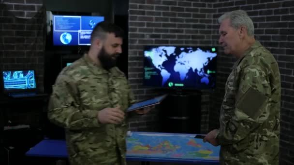 Bezpečnostní tým se dívá na tablet digitální a diskutuje o bitvě — Stock video