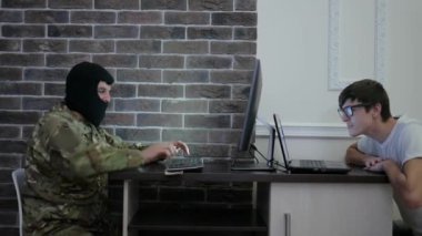 Teröristler bilgisayar korsanlarına el ele oturarak para ödüyor.