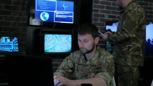 Katona férfi portré, kiberbiztonság, műszaki ellenőrzés, követés — Stock videók
