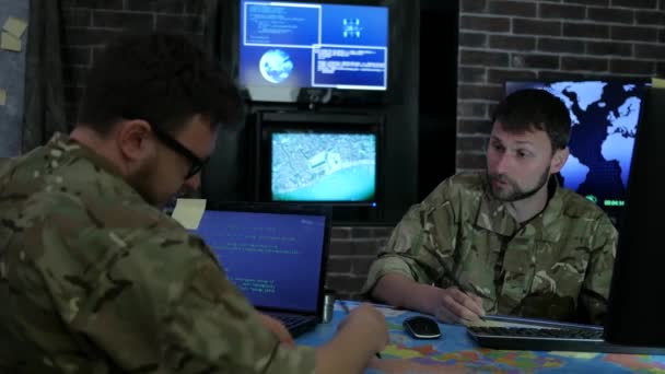 Soldados especialistas de TI, discutiendo estrategia de batalla celebración — Vídeo de stock