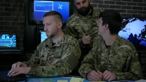 Команда мужского персонала службы безопасности работают с цифровыми планшетами и — стоковое видео