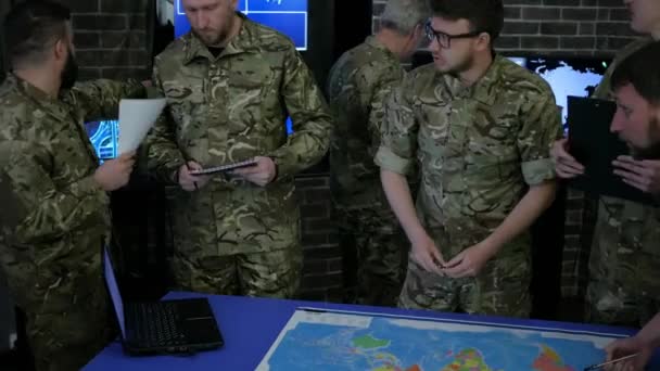 Équipe militaire IT professionnels personnes en uniforme, contrôle — Video