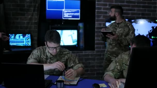 Personal de seguridad del equipo, profesionales de TI militares de grupo — Vídeo de stock