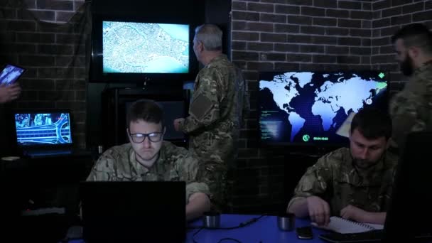 War base, group military IT professionals, on briefing, in — Stock Video