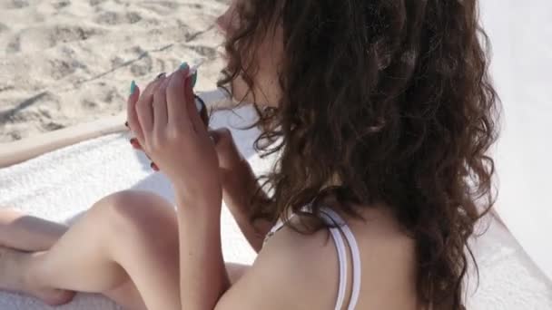 Hermosa chica saludando en la orilla del océano, descanso de verano en el resort, mujeres bebiendo cóctel de coco , — Vídeo de stock