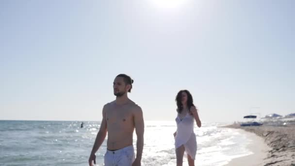 Fröhliche junge Leute, Paar auf tropischen Inseln, Mann hält Frau zurück, fröhliche Freunde auf romantischem Spaziergang, schöner Strand, — Stockvideo