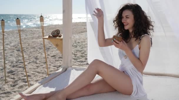 Meisje zwaaien groeten op het strand, zomer weekend in het resort, vrouwelijke drinken cocktail op de Hawaïaanse eilanden, — Stockvideo