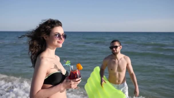 Amigos felices se divierten durante el verano Descanso, pareja de vacaciones en el amor en islas exóticas, amantes chico y chica coqueteando en la playa , — Vídeos de Stock