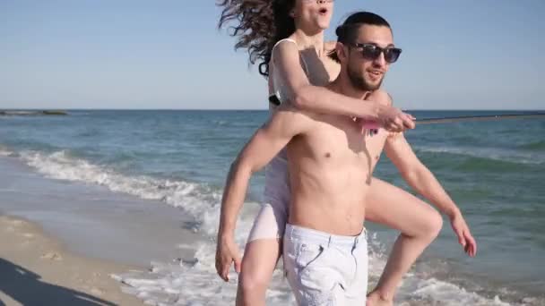 Amor pareja hacer Selfi foto en la playa, chico dando vueltas chica, jóvenes positivos disparar vídeo de viajes de vacaciones, Pareja de fotos — Vídeos de Stock