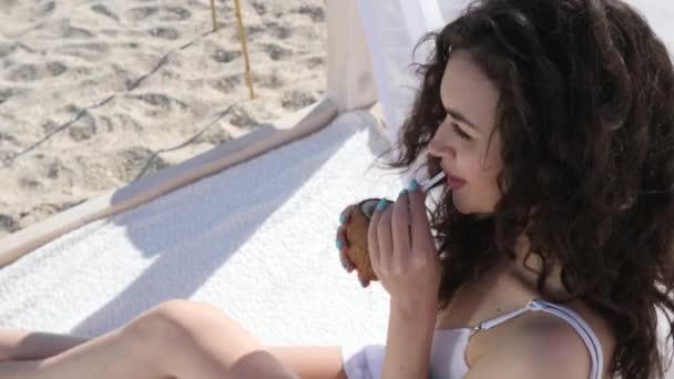 美しい女の子が海の近くで夏休みリゾートで女性の残りの部分ハワイ諸島でカクテルを飲むセクシーな女性リラックスした若い女性 — ストック動画
