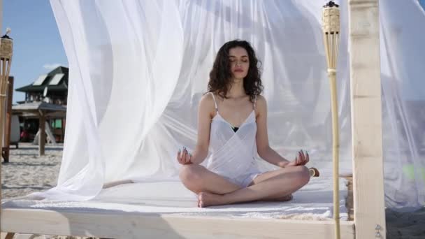 Медитація дівчина на узбережжі тропічних островів, літні канікули, жінки роблять йогу на набережну , — стокове відео