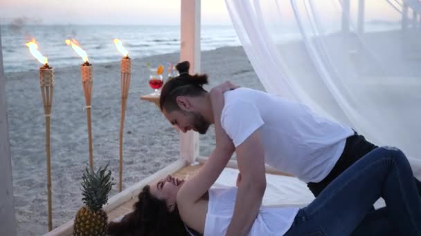 Ragazzo e fidanzata a riposo estivo, coppia felice sulla spiaggia dell'oceano, coppia amorevole Abbracciare delicatamente, i giovani flirtano , — Video Stock