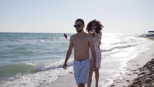 手机在塞尔菲杆子上，积极的年轻人拍摄假日旅行的视频，情侣在海滩上拍塞尔菲的照片, — 图库视频影像