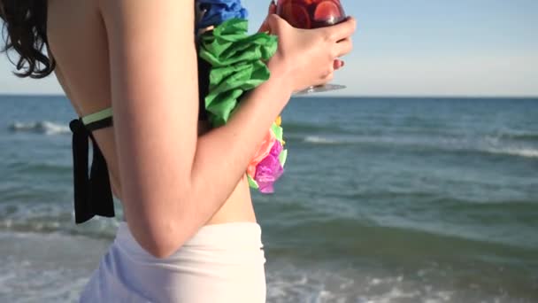Portrét sexy dívky na pláži, letní dovolená, ženy při pohledu na oceán a pití koktejlu, — Stock video