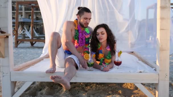 Smiley dívka a chlap na pláži, letní dovolená na tropickém ostrově, šťastný muž a žena na exotické dovolené