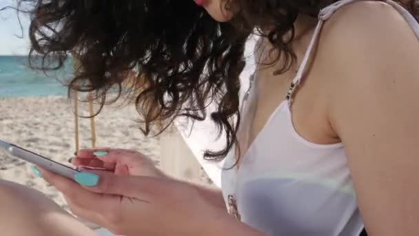 Menina em ilhas tropicais falar móvel, mulheres chamadas no smartphone durante a viagem, feminino falando no celular em férias, telefonema — Vídeo de Stock