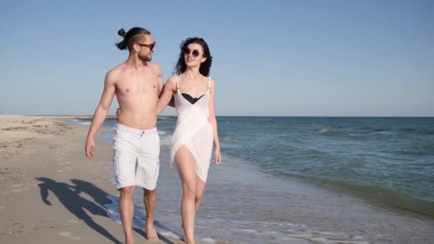 Jongen cirkelen meisje in de armen, paar in de zomer verliefd, blootsvoets lopen op zand, wind ontwikkelt haar, exotische vakantie, — Stockvideo