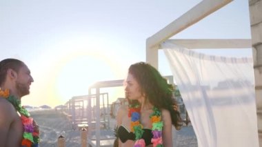 Hawaii Adaları 'ndaki plaj partisi, limandaki erkek arkadaşı için dans eden kız, tropik sahildeki aşıkların eğlencesi.,