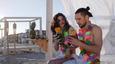 Kıyıdaki gençlerin balayı, Hawaii 'den Hawaii Adaları' na giden gülen bir çift, sahil partisi.