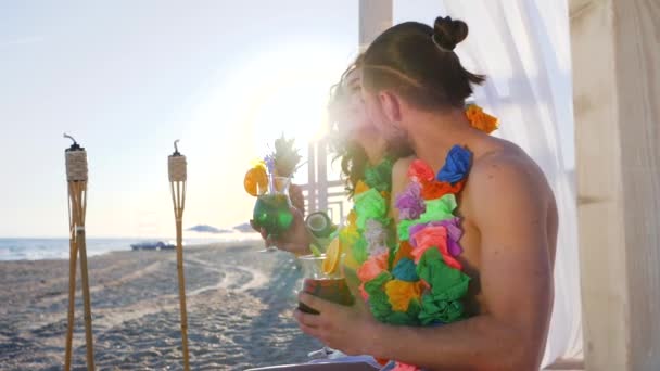 Happy guy and girl en vacances exotiques, Amis à Hawaiian beach party, week-end d'été en station tropicale , — Video