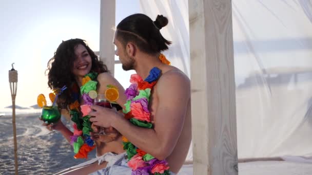 Smiley meisje geeft man in de hand cocktail op het strand, zomervakantie op tropisch eiland, gelukkig man en vrouw naar exotische vakantie, — Stockvideo