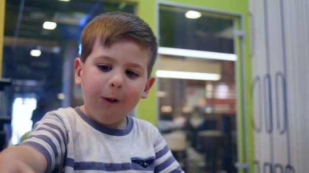 Skadlig mat för vackra barn i barn café, Snabb mat skolmat mellanmål för son i matsalen, Söt hungrig pojke släcker hunger — Stockvideo