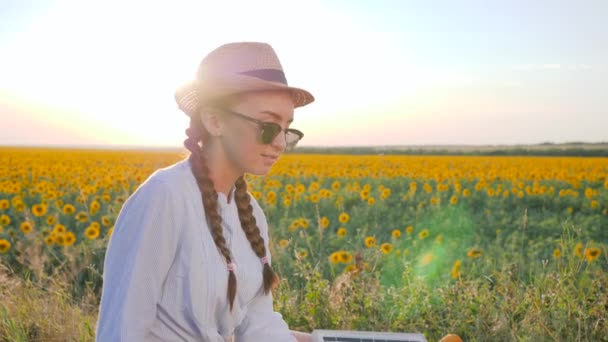 Energia limpa, mulher feliz no backlight com telefone e painel nas mãos, menina usando celular e — Vídeo de Stock