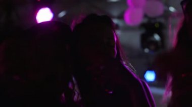 Gece hayatı, gece partisinde içen mutlu kadınlar, lumiere ışıklarında partilerde içkiyle dans eden kızlar.
