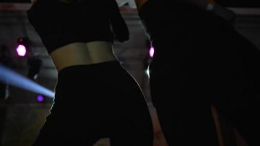 Gece hayatı, gece partisinde dans eden seksi kadınlar, iki kıza yakın enerji dansı, disko kulübünde dans eden genç kadınlar.