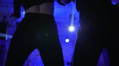 Gece partisinde dans eden seksi kadınlar, iki kızı kapayın enerji dansı, disko kulübünde dans eden genç kadınlar, dans partisi