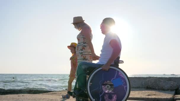 Invalido, moglie e figlia si divertono, vacanza al mare insieme ai genitori — Video Stock