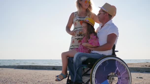 Życie rodzinne szczęśliwa ciężarna kobieta z małą dziewczynką i osobą niepełnosprawną — Wideo stockowe