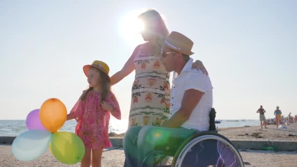 Οικογένεια μιλάμε για την εγκυμοσύνη γονείς ανάπηροι σε αναπηρική καρέκλα με το παιδί — Αρχείο Βίντεο