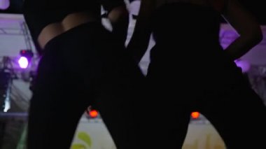Disko kulübünde dans eden genç kadınlar, gece kulübünde ağır çekimde dans eden kadın poposu, gece hayatı, dans eden seksi kadınlar.