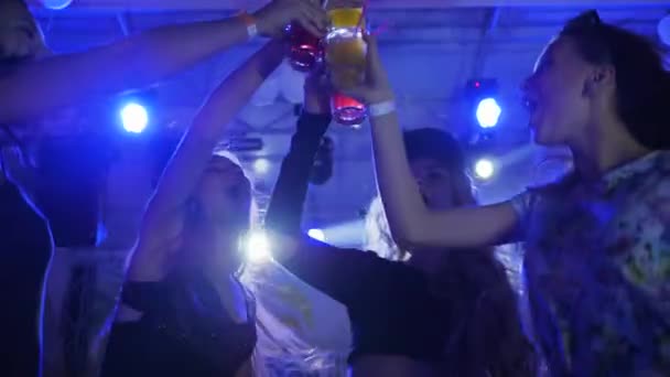 Mulheres jovens com bebida brilhante no clube de discoteca, dança feminina na boate, mulheres sexy dançando na festa da noite — Vídeo de Stock