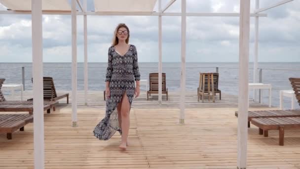 Dam i glasögon promenader Barfota längs brygga nära havet, sommarsemester av kvinnor vid havet, — Stockvideo